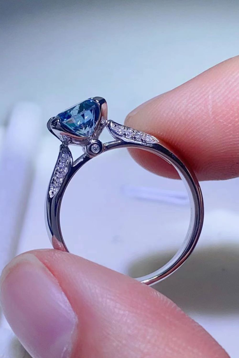 1 Carat Blue Round Brilliant Cut Moissanite 4-Prong Ring - Sparkala