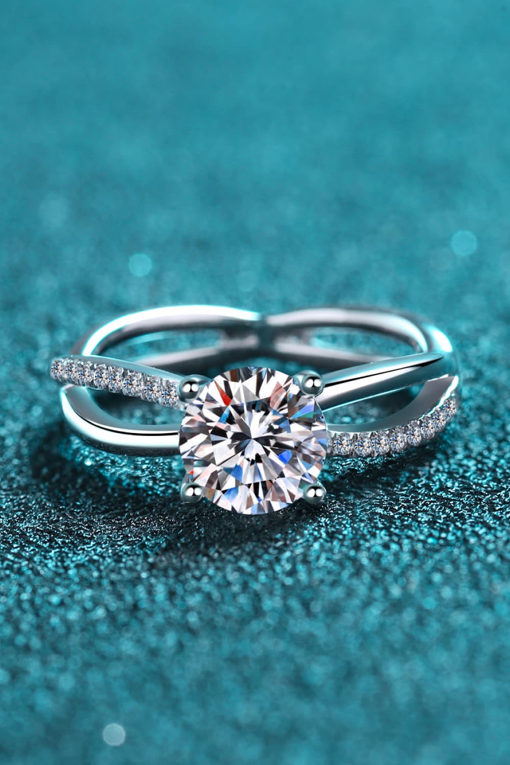 1 Carat Round Brilliant Cut Moissanite Crisscross Split Shank Ring - Sparkala